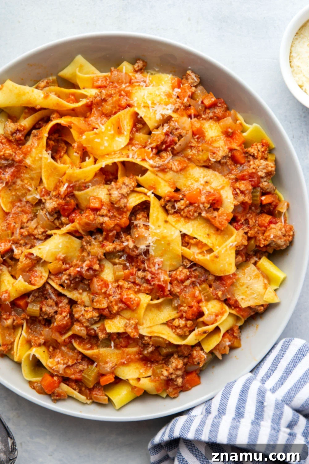 Ultimate Slow Cooker Bolognese 2 This slow cooker Bolognese features tender browned meat in a rich tomato sauce that's slow cooked for hours to build flavor. Toss this hearty sauce with tender pappardelle pasta and top with fresh Parmesan.