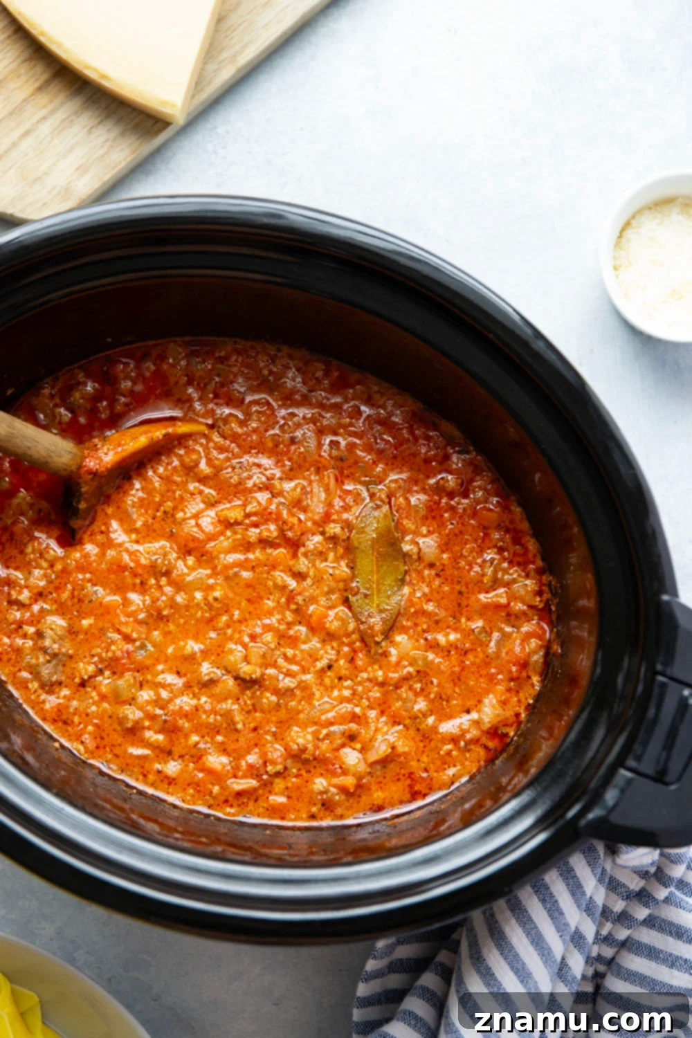 Ultimate Slow Cooker Bolognese 3 This slow cooker Bolognese features tender browned meat in a rich tomato sauce that's slow cooked for hours to build flavor. Toss this hearty sauce with tender pappardelle pasta and top with fresh Parmesan.