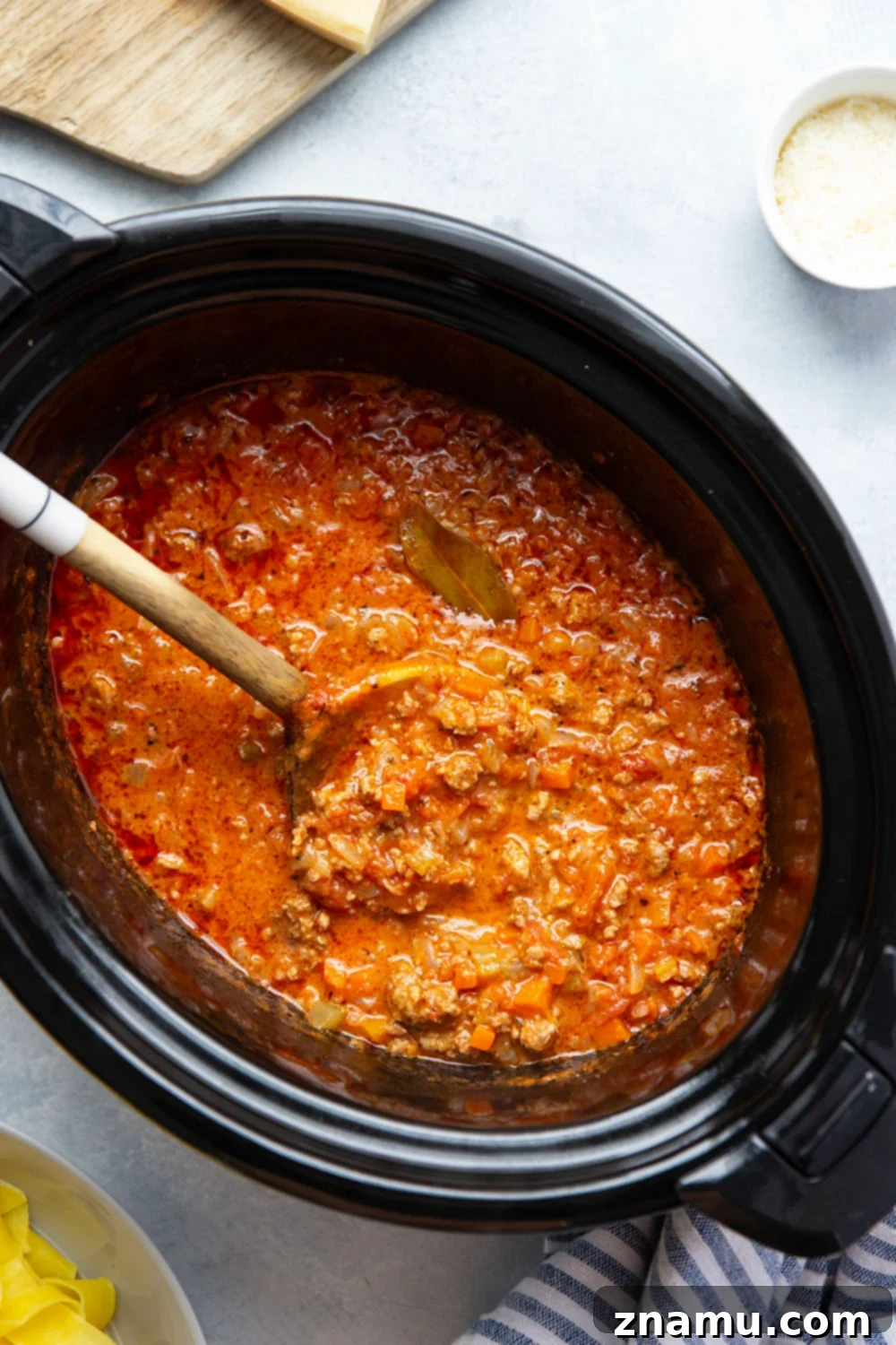 Ultimate Slow Cooker Bolognese 4 This slow cooker Bolognese features tender browned meat in a rich tomato sauce that's slow cooked for hours to build flavor. Toss this hearty sauce with tender pappardelle pasta and top with fresh Parmesan.