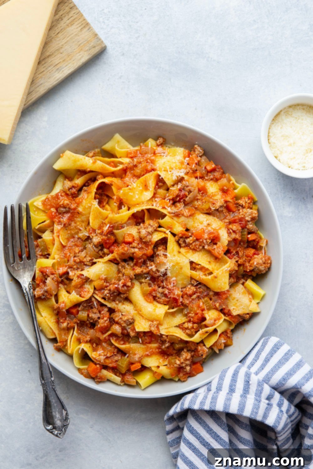 Ultimate Slow Cooker Bolognese 5 This slow cooker Bolognese features tender browned meat in a rich tomato sauce that's slow cooked for hours to build flavor. Toss this hearty sauce with tender pappardelle pasta and top with fresh Parmesan.