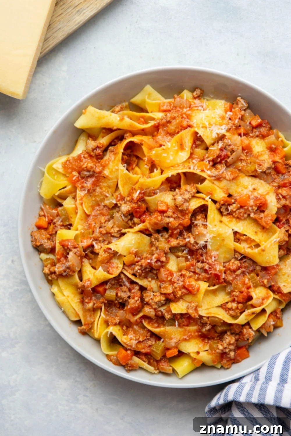Ultimate Slow Cooker Bolognese 6 This slow cooker Bolognese features tender browned meat in a rich tomato sauce that's slow cooked for hours to build flavor. Toss this hearty sauce with tender pappardelle pasta and top with fresh Parmesan.
