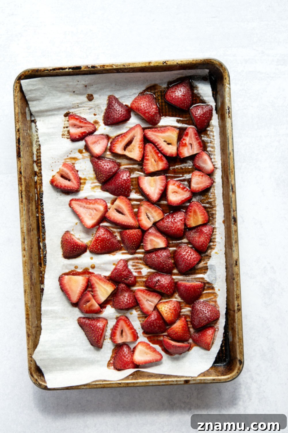 Maple roasted strawberries and creamy steel-cut oats are a match made in heaven with these easy strawberry steel-cut oats!