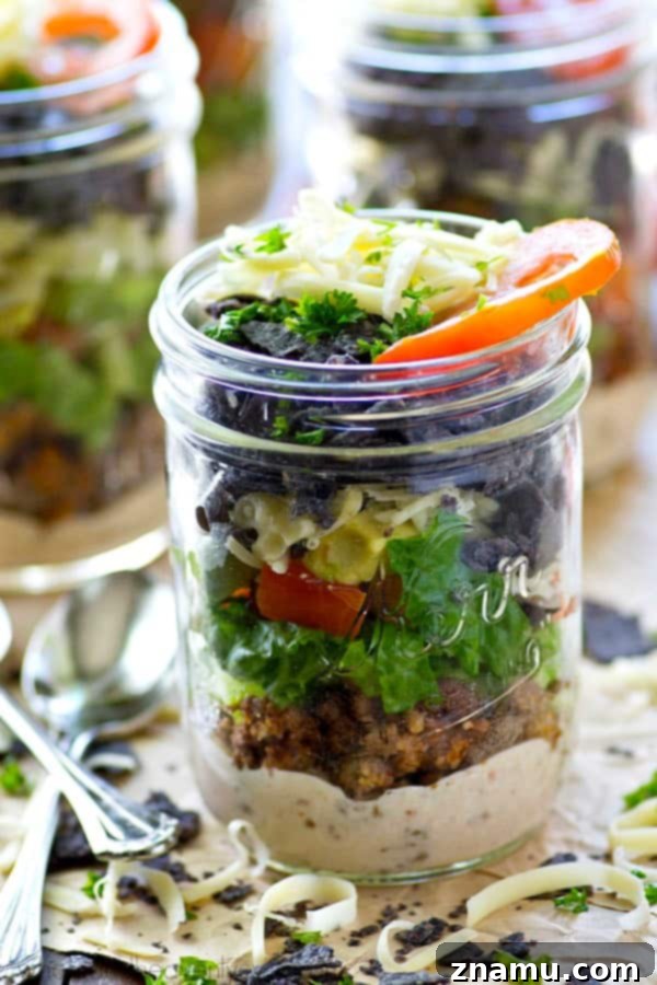 Kavanozda Kat Kat Taco Salatası, Chipotle Ranch Soslu 2 Vibrant layered taco salad in a jar with chipotle ranch dressing, ready to eat