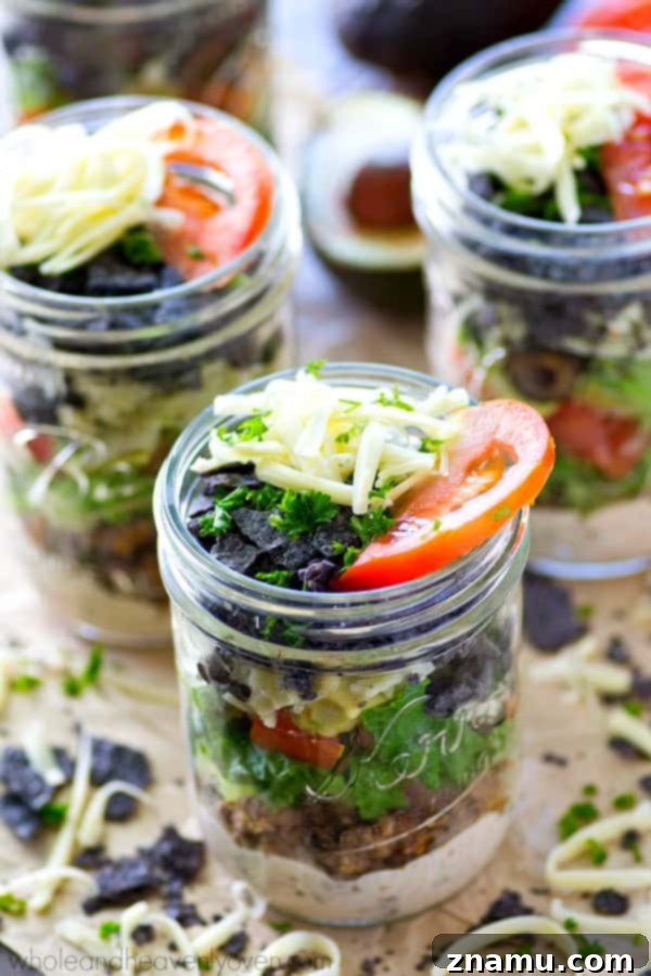 Kavanozda Kat Kat Taco Salatası, Chipotle Ranch Soslu 3 Close-up of a perfectly layered taco salad in a glass mason jar