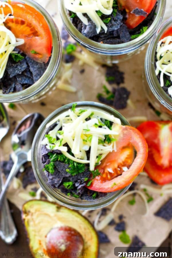 Kavanozda Kat Kat Taco Salatası, Chipotle Ranch Soslu 7 A spread of multiple layered taco salads in mason jars, ready for meal prep