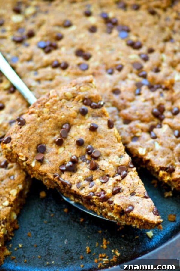 Hindistan Cevizi Yağı, Yulaf ve Damla Çikolatalı Tava Kurabiyesi 2 Deliciously soft and chewy oatmeal chocolate chip skillet cookie, baked in one bowl without butter, perfect for warm cookie cravings.