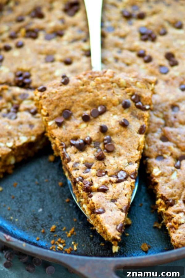 Hindistan Cevizi Yağı, Yulaf ve Damla Çikolatalı Tava Kurabiyesi 5 Warm oatmeal chocolate chip skillet cookie, freshly baked and featuring a rich, golden brown edge and soft center.
