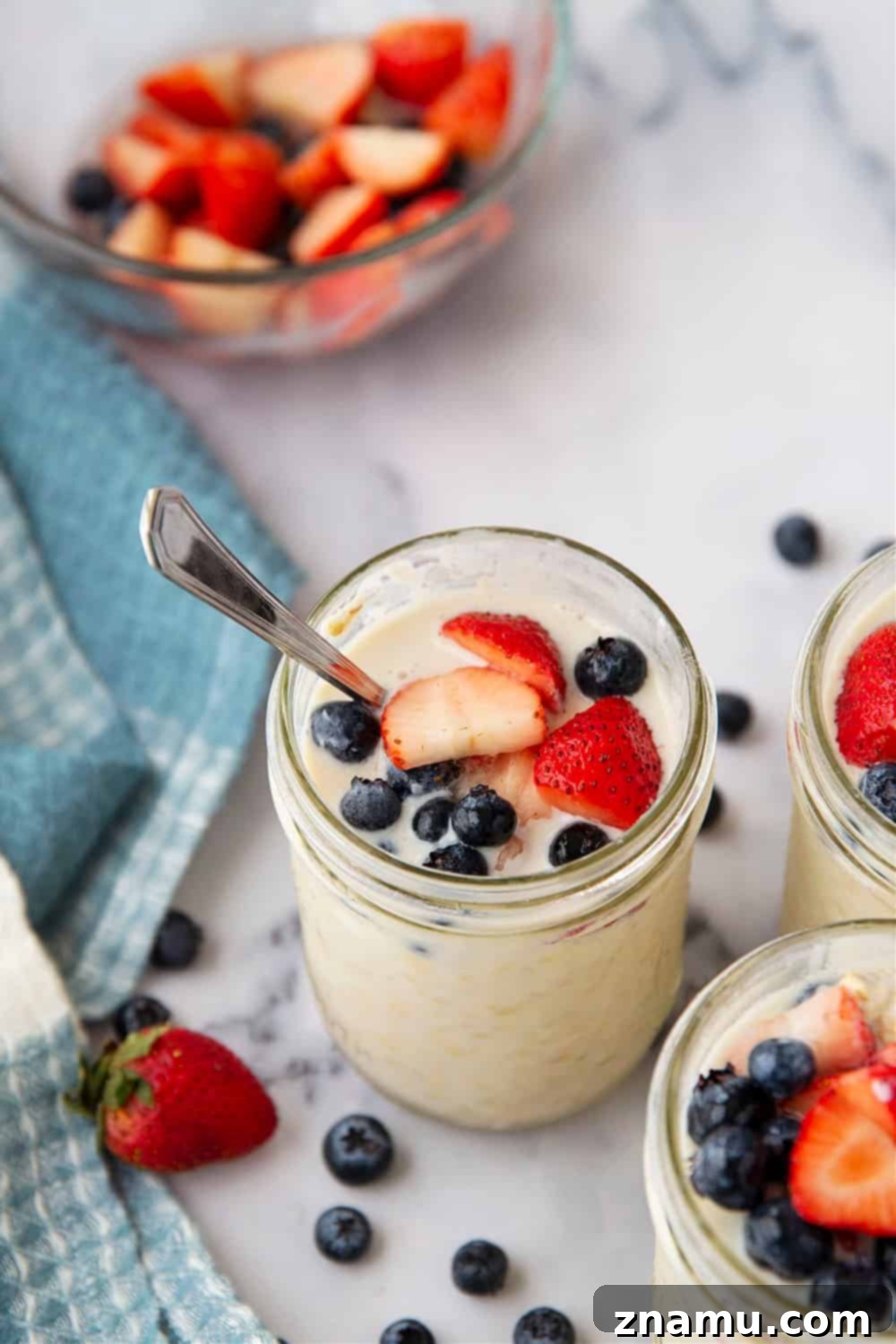 Creamy Berry Greek Yogurt Overnight Oats 6 Perfectly soft, creamy and topped with juicy mixed berries, these Greek yogurt mixed berry overnight oats take 5 minutes to throw together the night before and are a perfect morning boost!