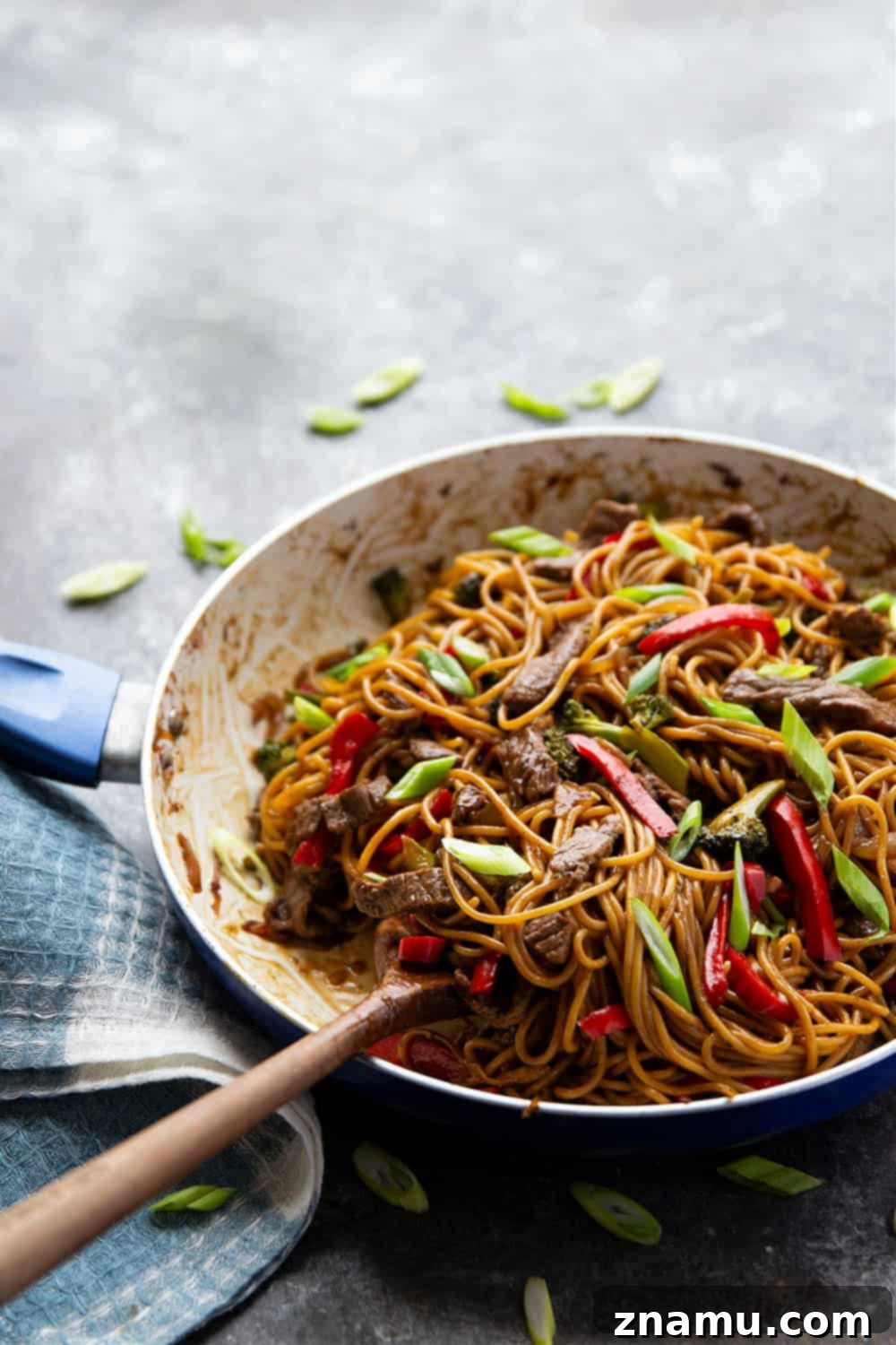 Stir-Fried Teriyaki Beef Noodles 6 Ready in 30 minutes and packed with tons of juicy beef, tender veggies, and a killer teriyaki sauce, this beef teriyaki noodle stir fry will quickly become a regular dinner routine!