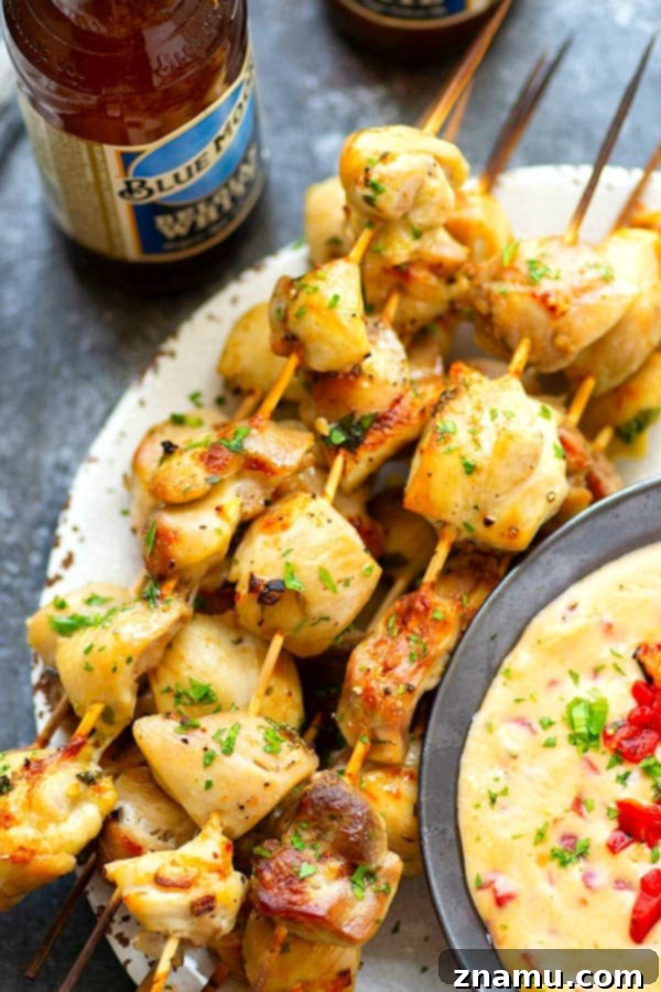 Bira Terbiyeli Tavuk Şişleri, Acı Pimento Peynir Sosu Eşliğinde 4 Incredibly juicy and flavorful beer marinated chicken kabobs are quick to throw on the grill for any cookout! Paired with a spicy pimento cheese dip, these chicken kabobs will quickly become a cookout staple.