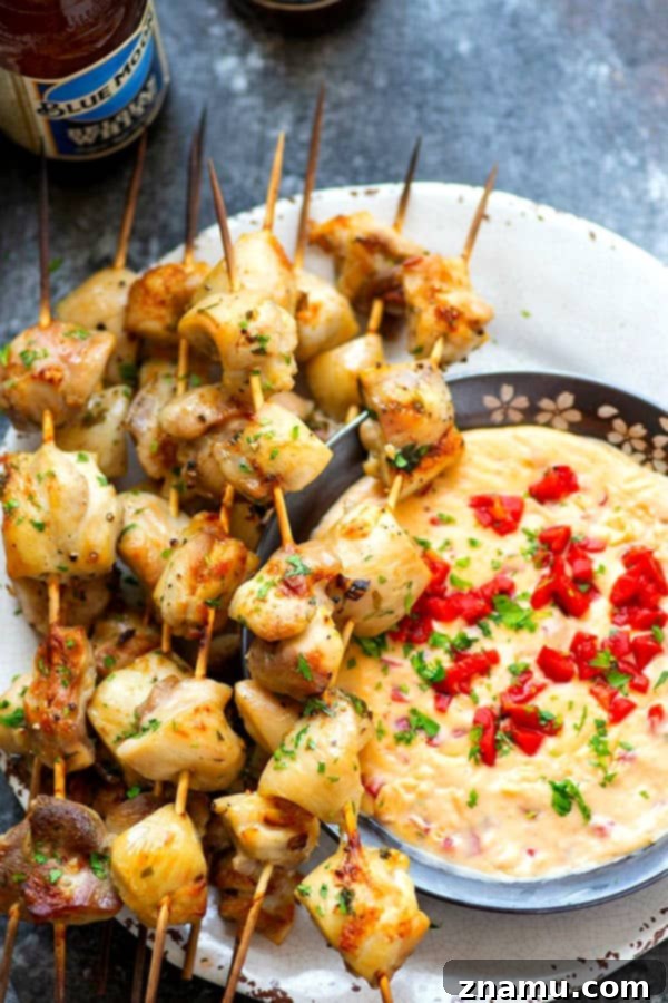 Bira Terbiyeli Tavuk Şişleri, Acı Pimento Peynir Sosu Eşliğinde 5 Incredibly juicy and flavorful beer marinated chicken kabobs are quick to throw on the grill for any cookout! Paired with a spicy pimento cheese dip, these chicken kabobs will quickly become a cookout staple.