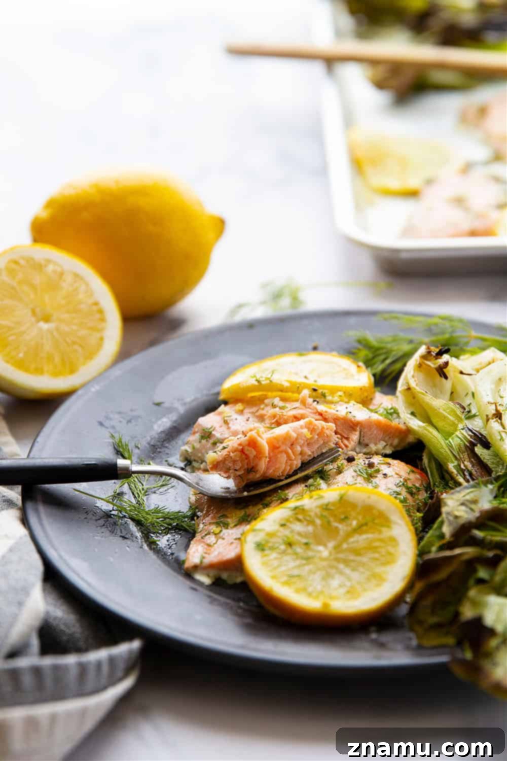 Tek Tepside Limonlu Dereotlu Somon ve Bebek Pak Choi 5 Lemon dill salmon with tender baby bok choy bakes up entirely on one sheet pan in 35 minutes for an easy, flavor-packed weeknight dinner!