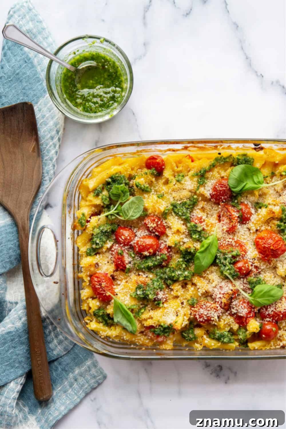 Vibrant Macaroni and Cheese: Bursting Tomatoes & Aromatic Basil Pesto 3 Close-up of Bursting Tomato Macaroni and Cheese with fresh basil leaves and golden breadcrumbs.