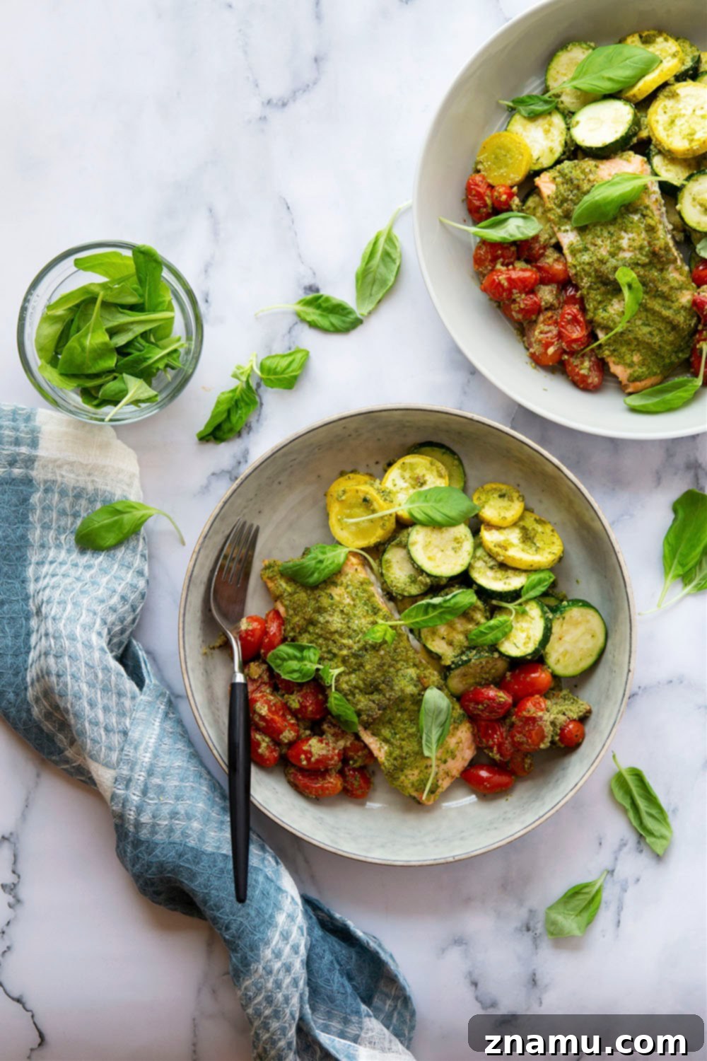 Tek Tepsilik Pesto Soslu Somon, Domates ve Kabak 2 Baked entirely on one sheet pan and smothered in flavorful arugula pesto, this bursting tomato pesto salmon and zucchini is the perfect weeknight dinner to use up an abundance of veggies!