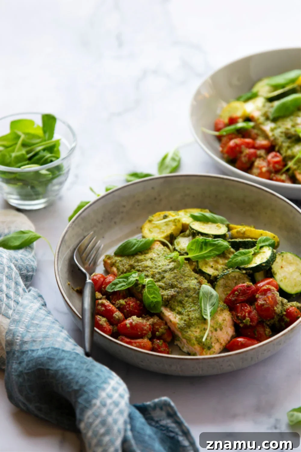 Tek Tepsilik Pesto Soslu Somon, Domates ve Kabak 3 Baked entirely on one sheet pan and smothered in flavorful arugula pesto, this bursting tomato pesto salmon and zucchini is the perfect weeknight dinner to use up an abundance of veggies!