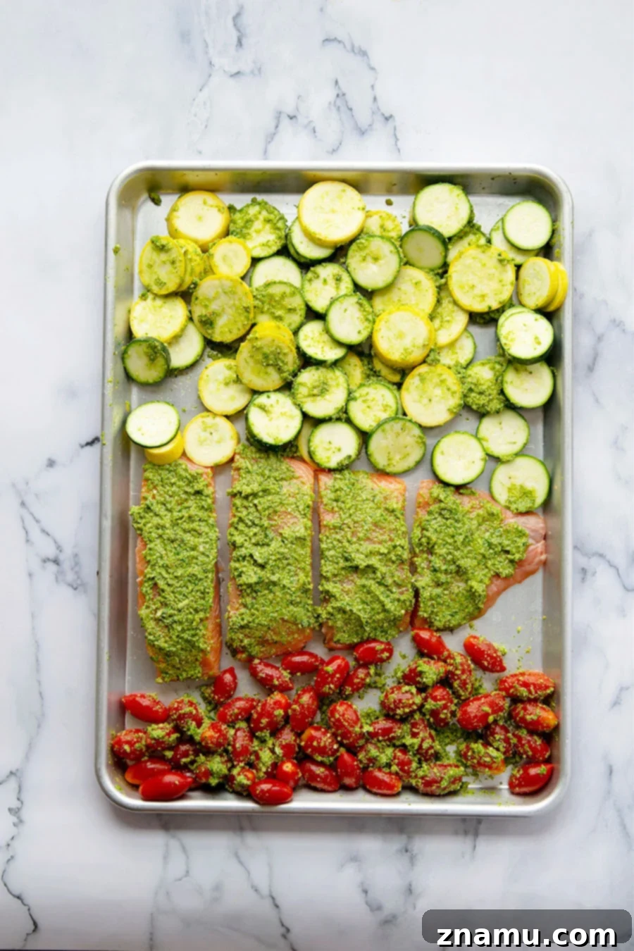 Tek Tepsilik Pesto Soslu Somon, Domates ve Kabak 4 Baked entirely on one sheet pan and smothered in flavorful arugula pesto, this bursting tomato pesto salmon and zucchini is the perfect weeknight dinner to use up an abundance of veggies!