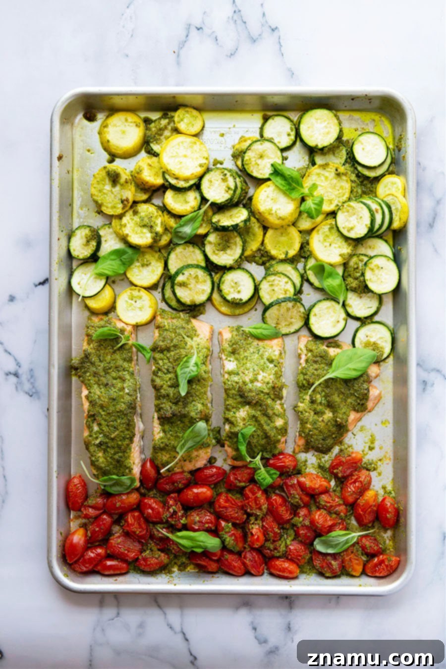 Tek Tepsilik Pesto Soslu Somon, Domates ve Kabak 5 Baked entirely on one sheet pan and smothered in flavorful arugula pesto, this bursting tomato pesto salmon and zucchini is the perfect weeknight dinner to use up an abundance of veggies!