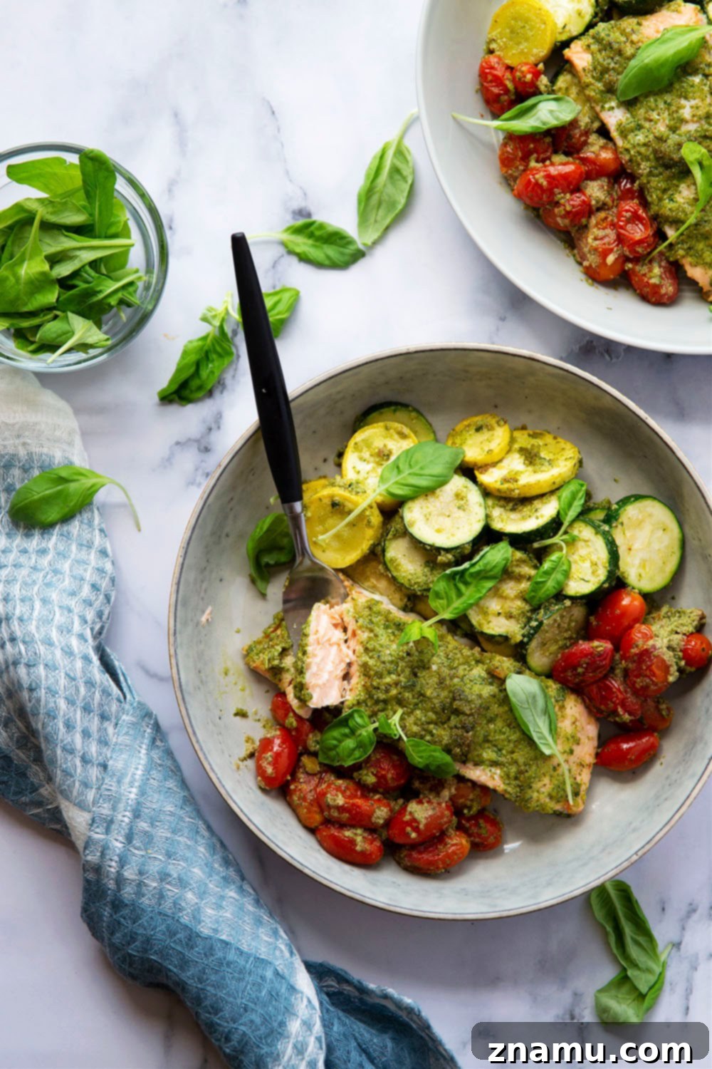 Tek Tepsilik Pesto Soslu Somon, Domates ve Kabak 6 Baked entirely on one sheet pan and smothered in flavorful arugula pesto, this bursting tomato pesto salmon and zucchini is the perfect weeknight dinner to use up an abundance of veggies!