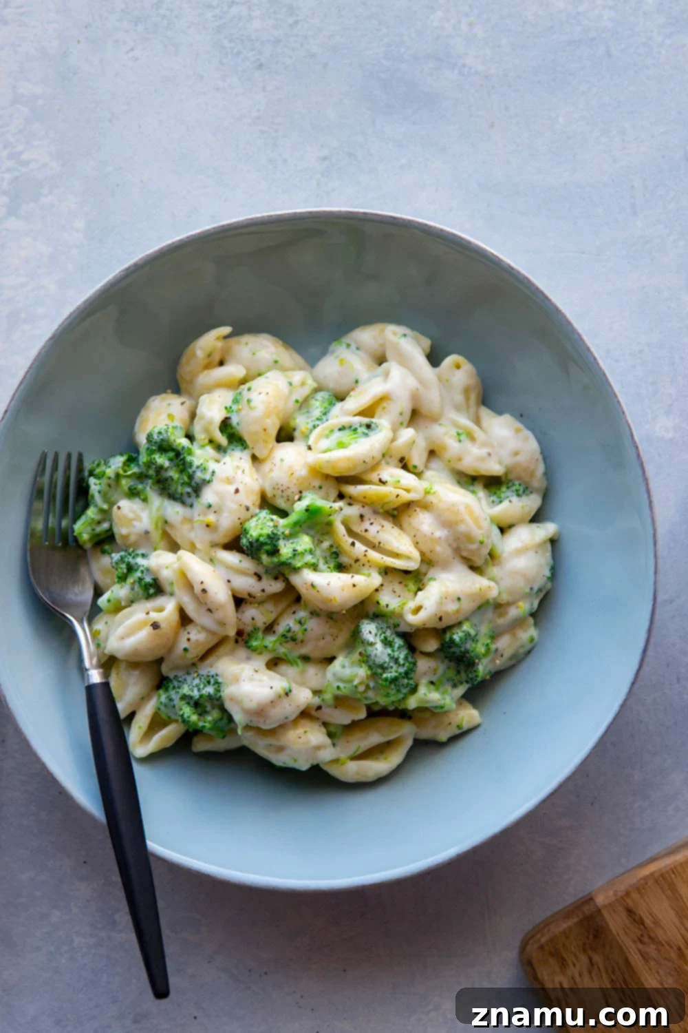 Creamy White Cheddar Broccoli Shells 2 Creamy White Cheddar Broccoli and Shells, a 30-minute comfort food recipe with tender pasta, fresh broccoli, and a rich white cheddar cheese sauce.