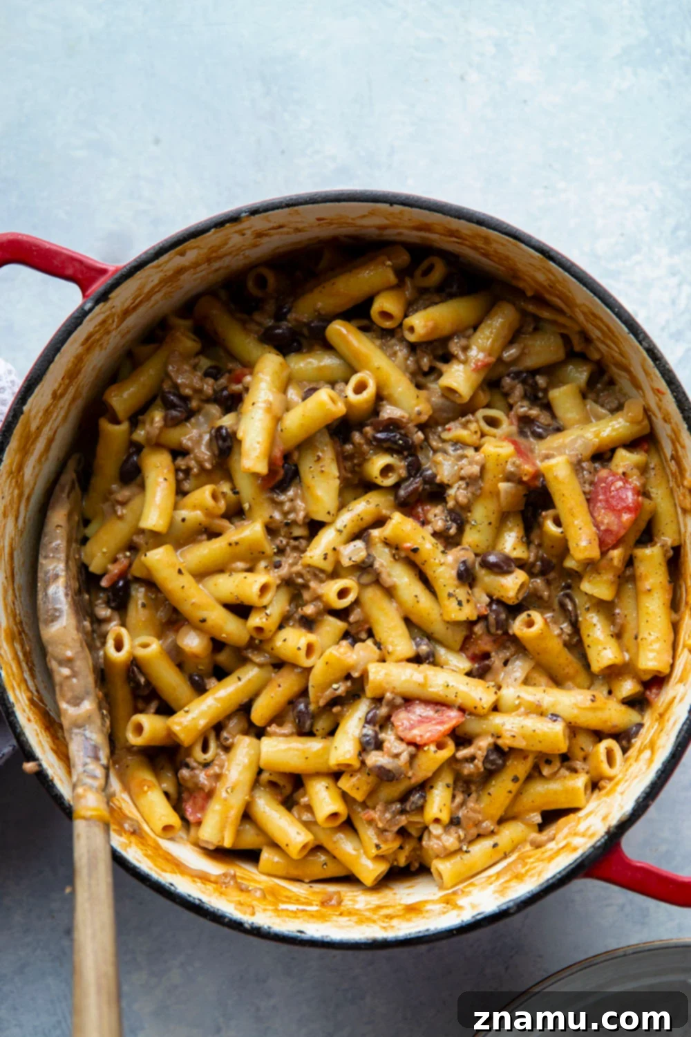 Easy One-Pot Chili Mac and Cheese 2 Hearty chili and rich mac 'n' cheese collide in this one pot chili mac and cheese that comes together in only 40 minutes with a handful of ingredients!