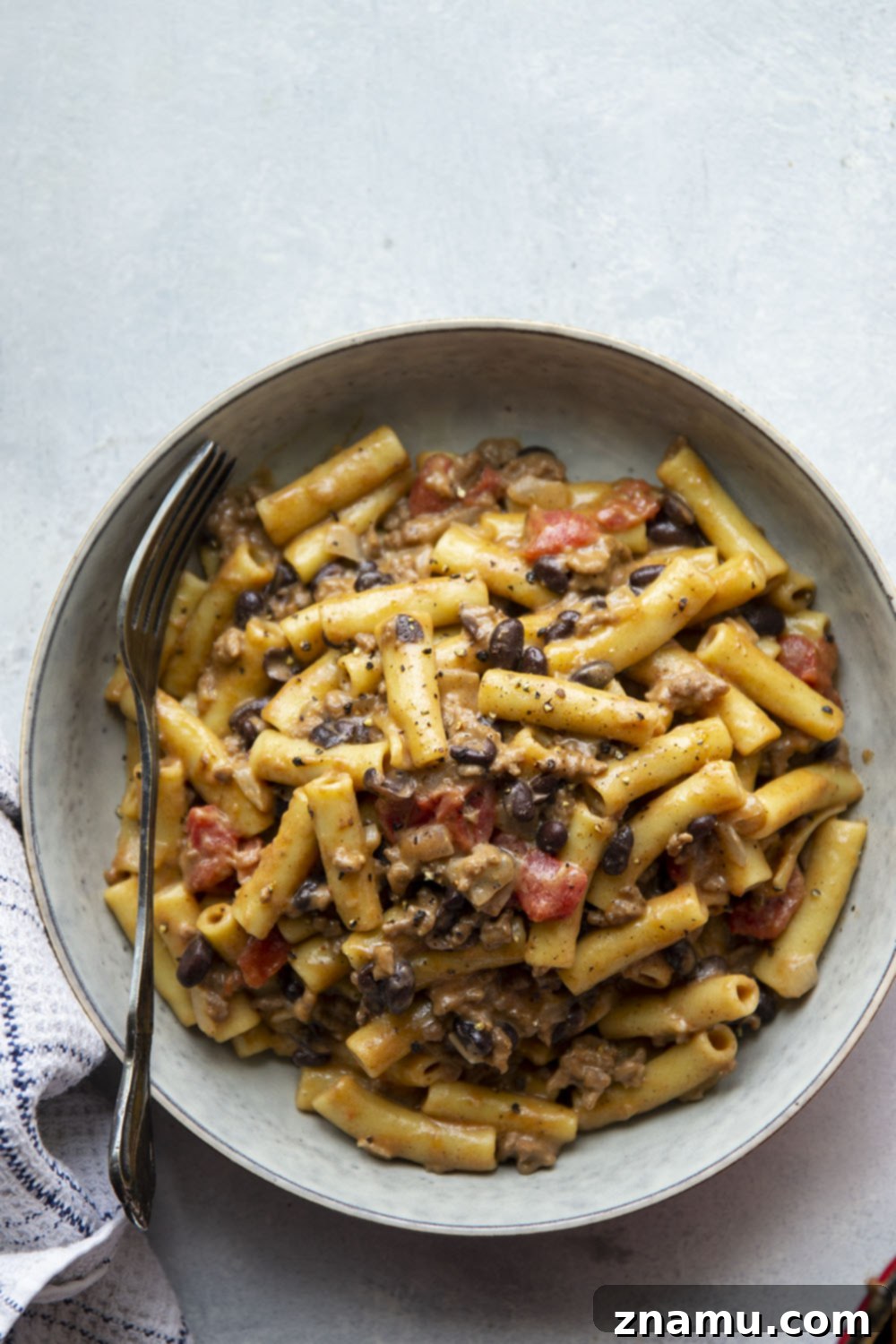 Easy One-Pot Chili Mac and Cheese 3 Hearty chili and rich mac 'n' cheese collide in this one pot chili mac and cheese that comes together in only 40 minutes with a handful of ingredients!