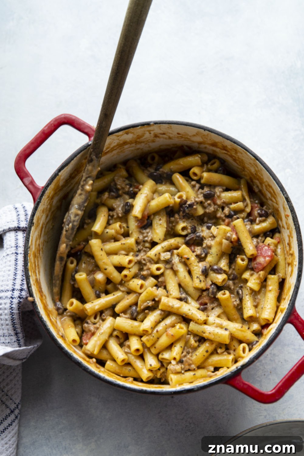 Easy One-Pot Chili Mac and Cheese 4 Hearty chili and rich mac 'n' cheese collide in this one pot chili mac and cheese that comes together in only 40 minutes with a handful of ingredients!