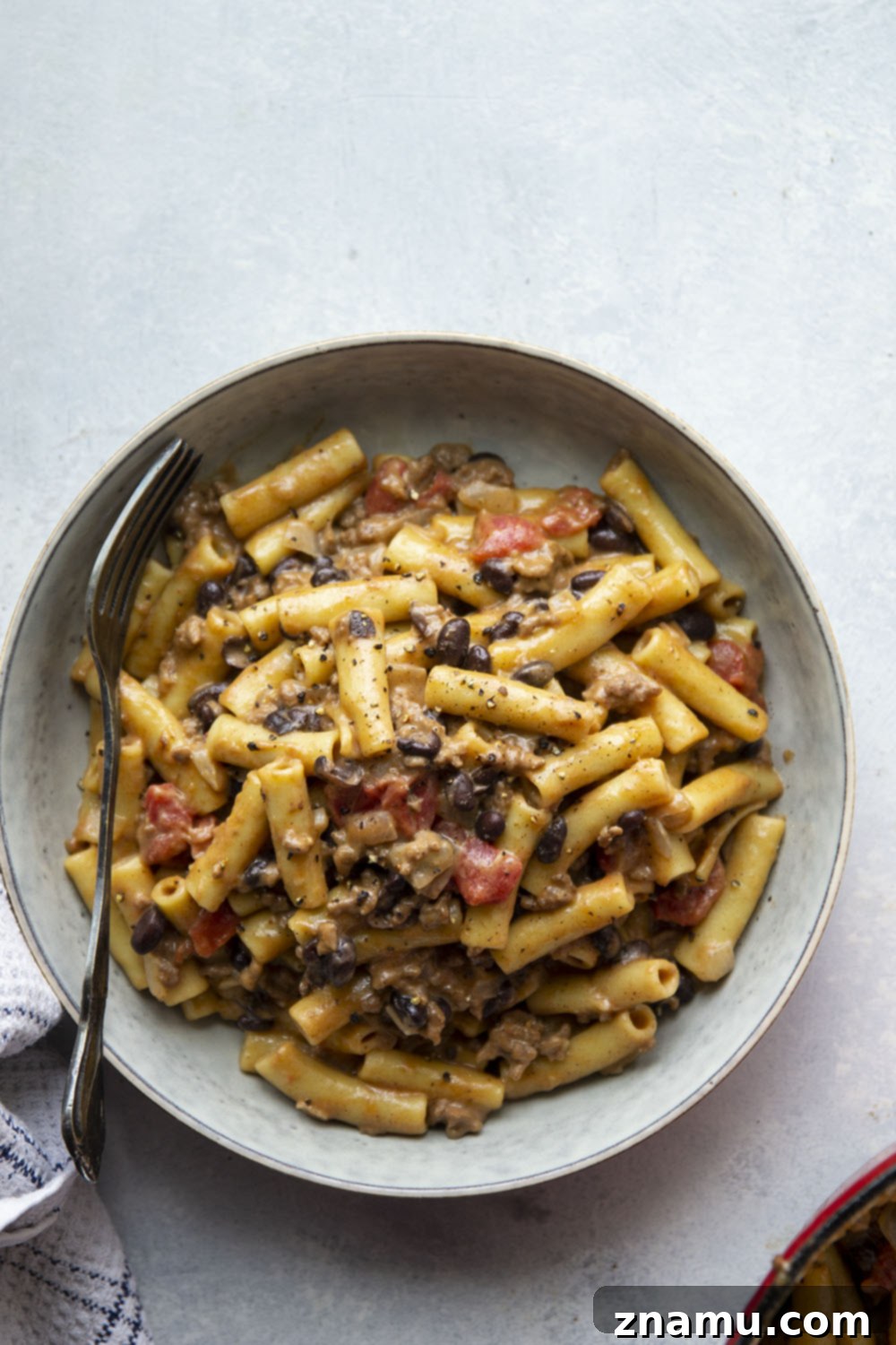 Easy One-Pot Chili Mac and Cheese 5 Hearty chili and rich mac 'n' cheese collide in this one pot chili mac and cheese that comes together in only 40 minutes with a handful of ingredients!