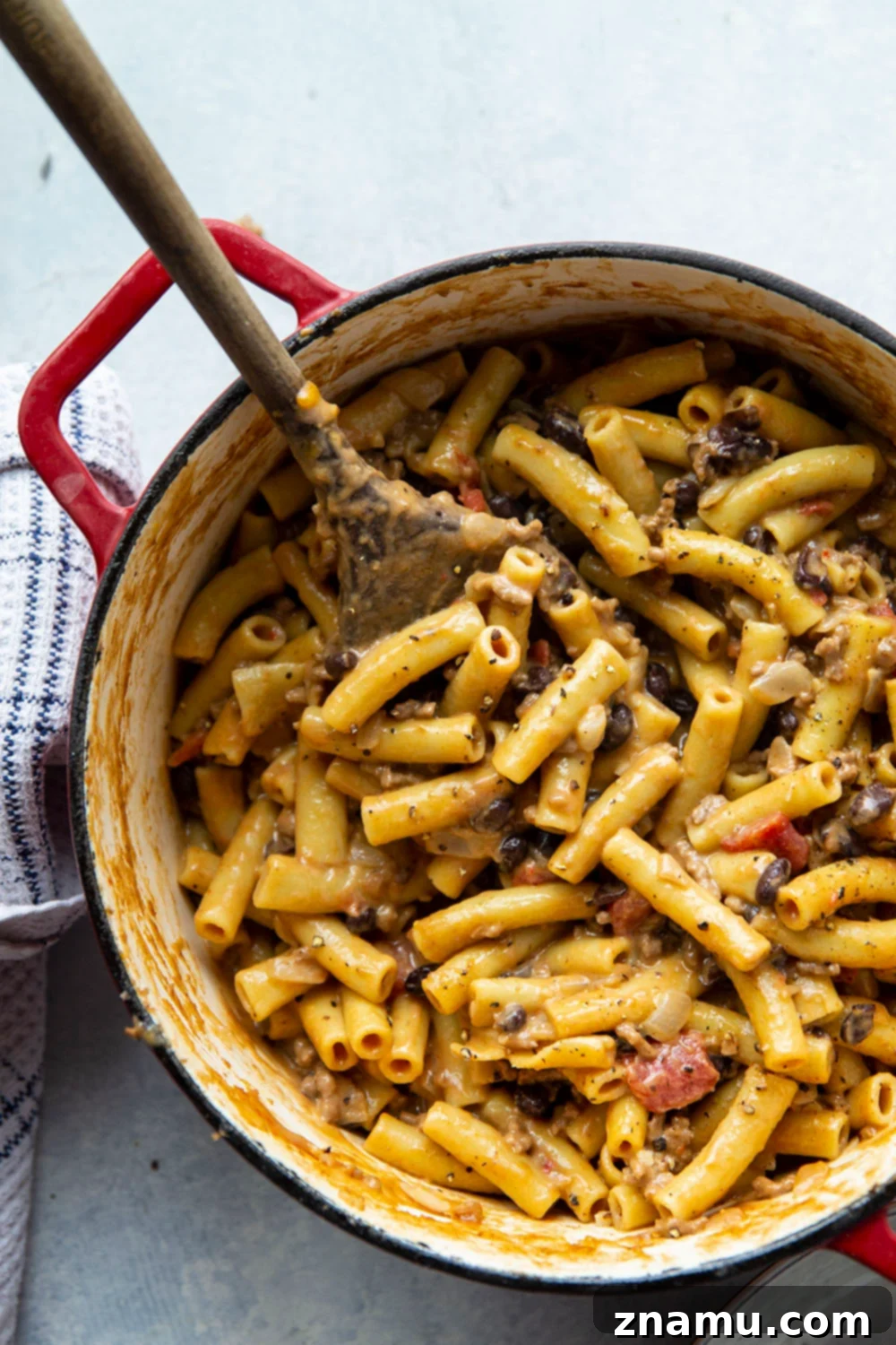 Easy One-Pot Chili Mac and Cheese 6 Hearty chili and rich mac 'n' cheese collide in this one pot chili mac and cheese that comes together in only 40 minutes with a handful of ingredients!