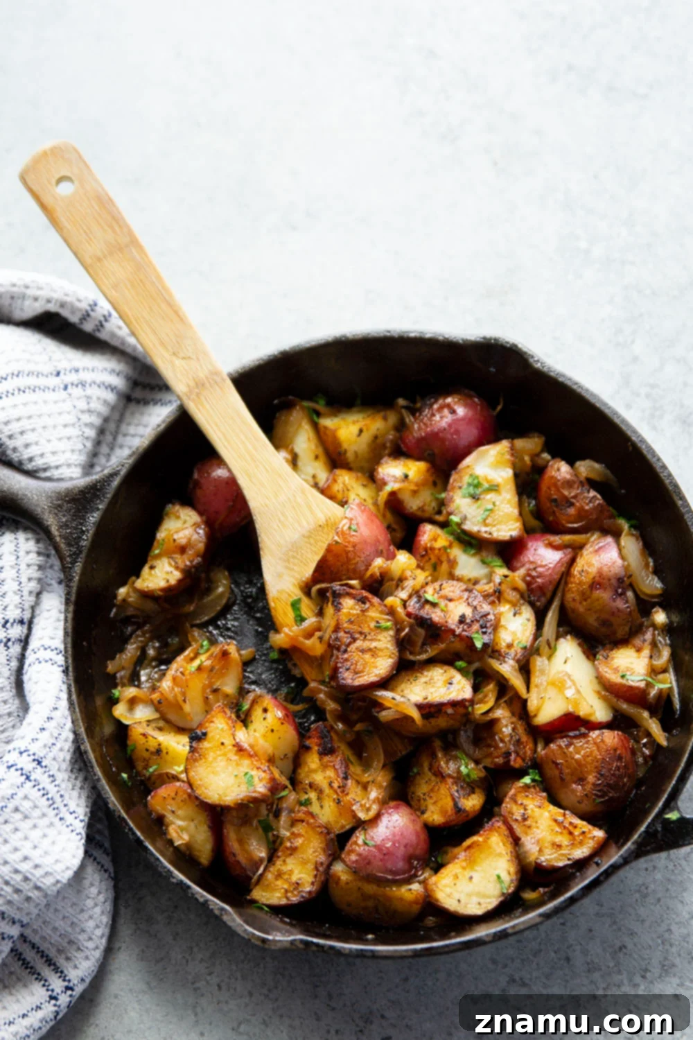 Crispy Potatoes with Sweet Caramelized Onions 6 Perfectly crispy pan fried potatoes are tossed with flavorful caramelized onions for a stand-out potato side dish that's an incredible addition to any meal!