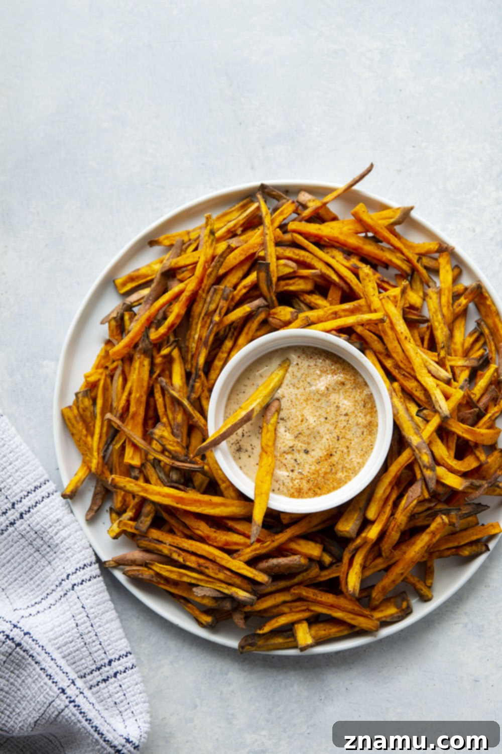 Crispy Air Fryer Sweet Potato Fries with Creamy Chipotle Aioli 4 Close-up of crispy Air Fryer Sweet Potato Fries