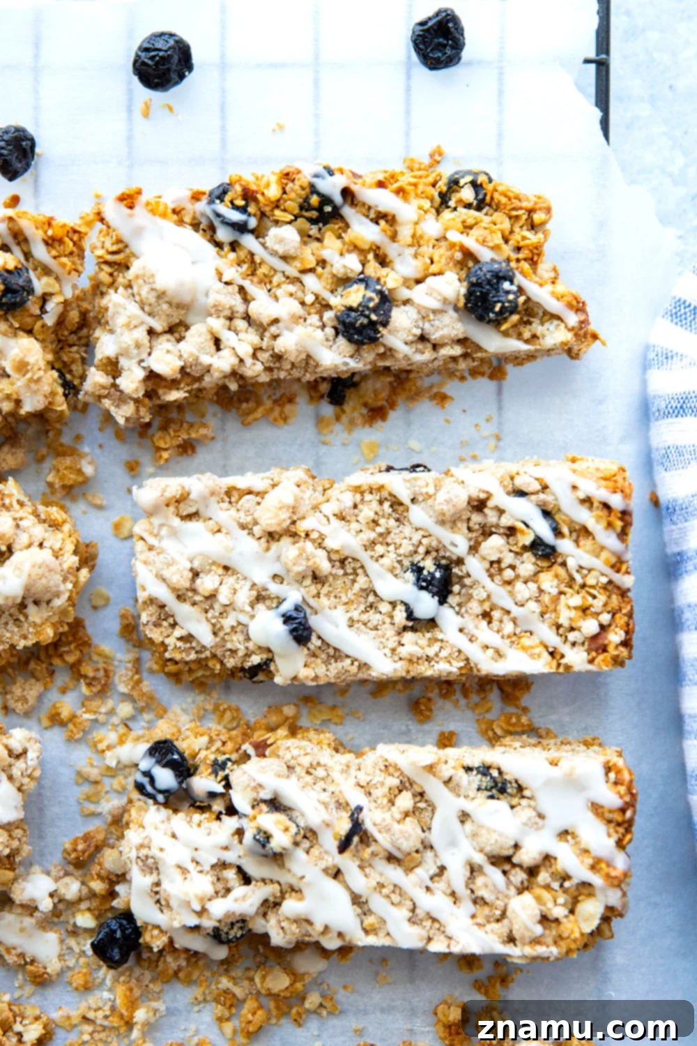 Blueberry Muffin Crunch Bars 2 Freshly baked blueberry muffin granola bars with buttery streusel topping and creamy vanilla glaze