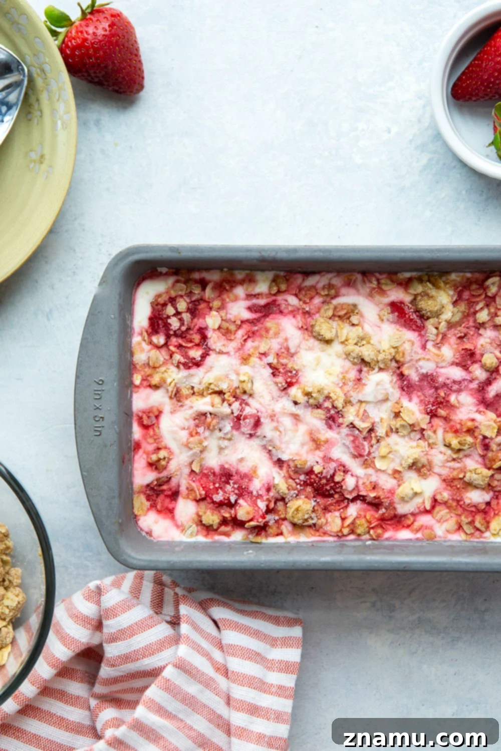 Çilekli Lor Peynirli Kıtır Dondurma 3 This rich and creamy cottage cheese ice cream features everything you love about a summer strawberry crisp with luscious swirls of fresh strawberry sauce and buttery oat streusel topping.