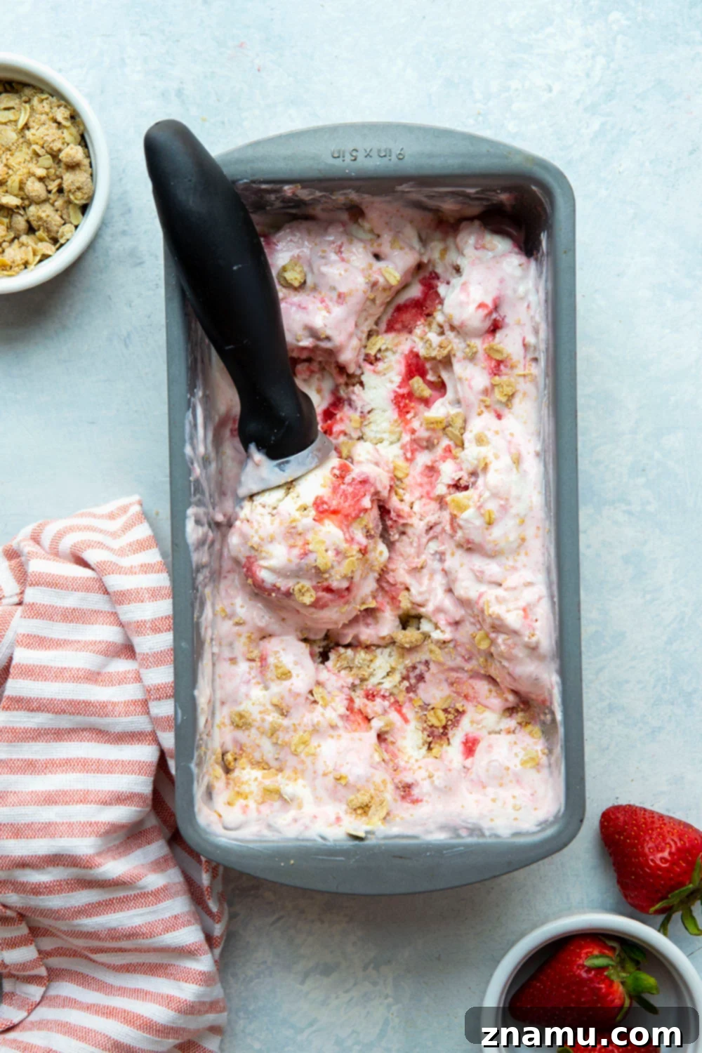 Çilekli Lor Peynirli Kıtır Dondurma 4 This rich and creamy cottage cream features everything you love about a summer strawberry crisp with luscious swirls of fresh strawberry sauce and buttery oat streusel topping.
