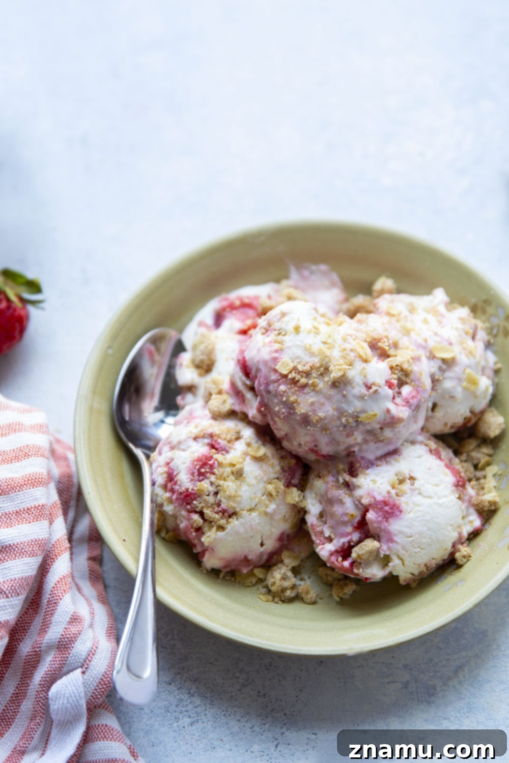 Çilekli Lor Peynirli Kıtır Dondurma 5 This rich and creamy cottage cheese ice cream features everything you love about a summer strawberry crisp with luscious swirls of fresh strawberry sauce and buttery oat streusel topping.