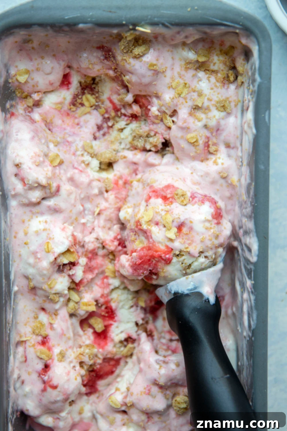 Çilekli Lor Peynirli Kıtır Dondurma 6 This rich and creamy cottage cheese ice cream features everything you love about a summer strawberry crisp with luscious swirls of fresh strawberry sauce and buttery oat streusel topping.