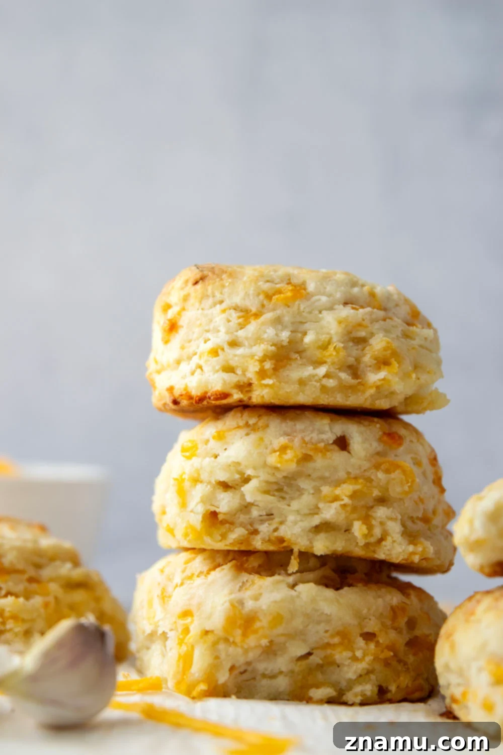 Artisan Roasted Garlic & Sharp Cheddar Biscuits 4 These roasted garlic cheddar biscuits boast a lovely roasted garlic flavor and plenty of gooey cheddar cheese. They are quick to make, light, and flaky!