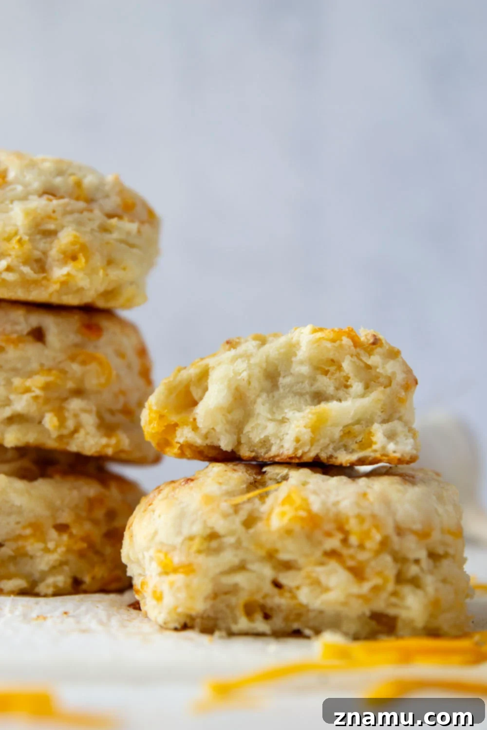 Artisan Roasted Garlic & Sharp Cheddar Biscuits 6 These roasted garlic cheddar biscuits boast a lovely roasted garlic flavor and plenty of gooey cheddar cheese. They are quick to make, light, and flaky!