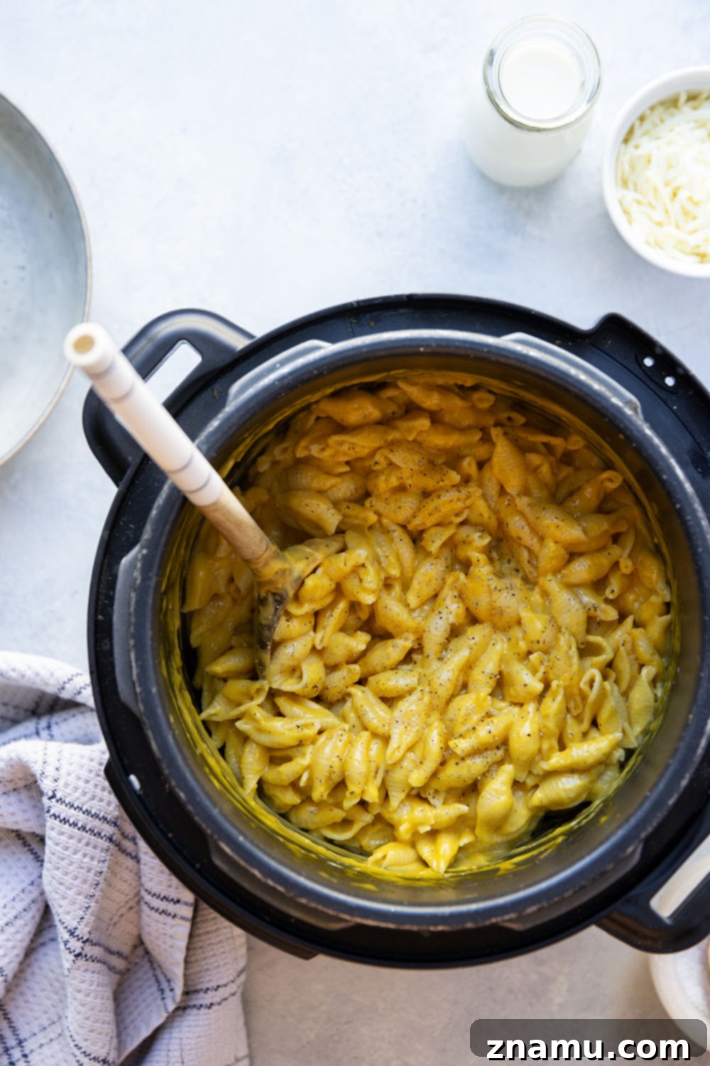 Velvety Instant Pot Butternut Squash Mac and Cheese 3 One-pot Instant Pot Mac and Cheese with Butternut Squash, ready in under 30 minutes