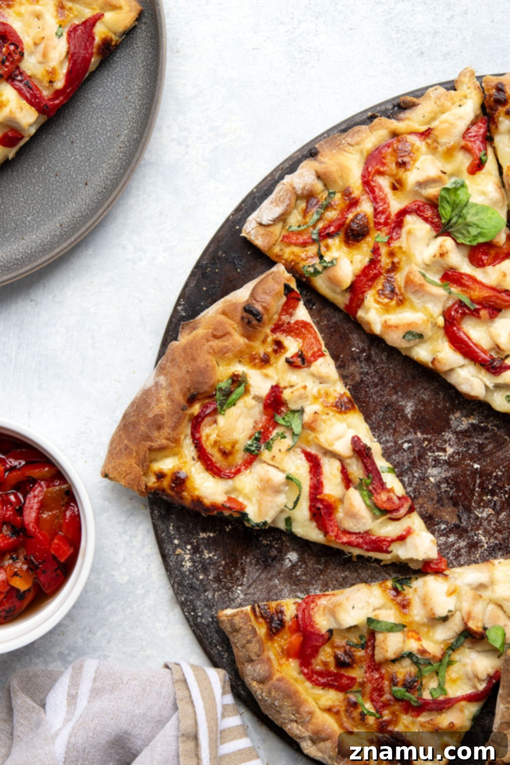 Roasted Red Pepper & Chicken Alfredo Pizza 4 Creamy homemade alfredo sauce, juicy chicken cubes, and flavorful roasted red peppers are the perfect trio in this alfredo roasted red pepper pizza! Top slices with lots of fresh basil for extra flavor.