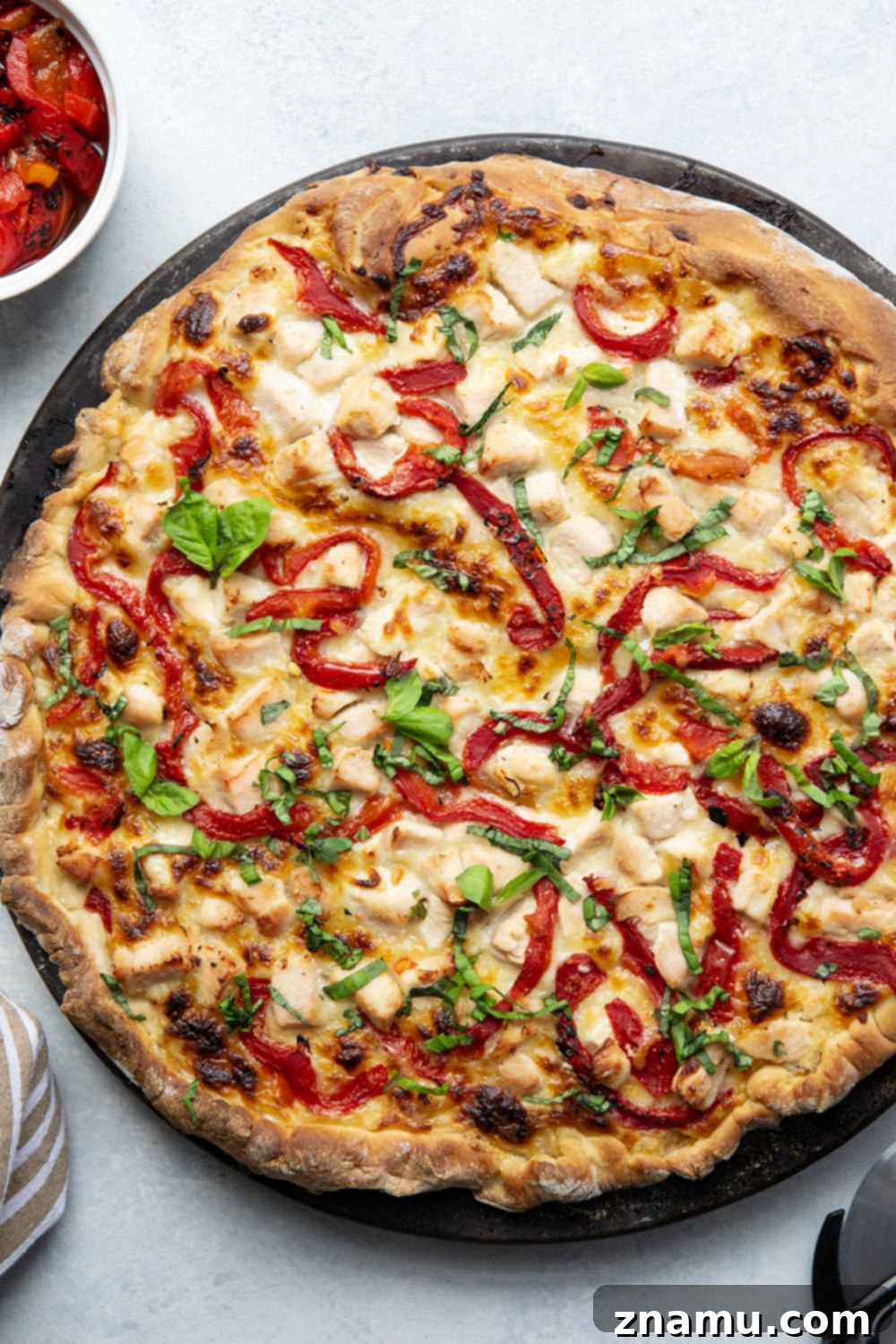 Roasted Red Pepper & Chicken Alfredo Pizza 5 Creamy homemade alfredo sauce, juicy chicken cubes, and flavorful roasted red peppers are the perfect trio in this alfredo roasted red pepper pizza! Top slices with lots of fresh basil for extra flavor.