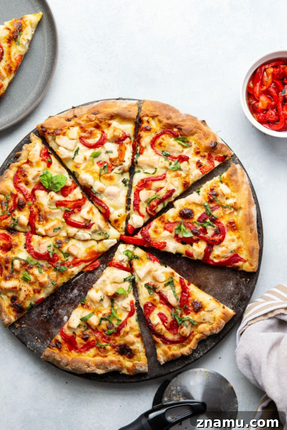 Roasted Red Pepper & Chicken Alfredo Pizza 6 Creamy homemade alfredo sauce, juicy chicken cubes, and flavorful roasted red peppers are the perfect trio in this alfredo roasted red pepper pizza! Top slices with lots of fresh basil for extra flavor.