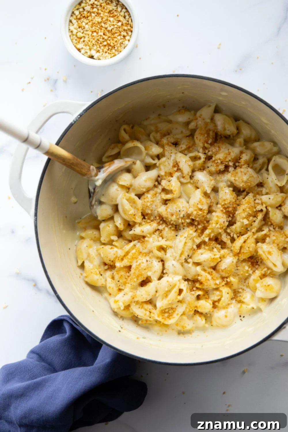 Ultimate White Cheddar Mac and Cheese 2 Perfectly gooey and cheesy, this white cheddar mac and cheese comes together in minutes and is amazing with garlicky toasted breadcrumbs on top!