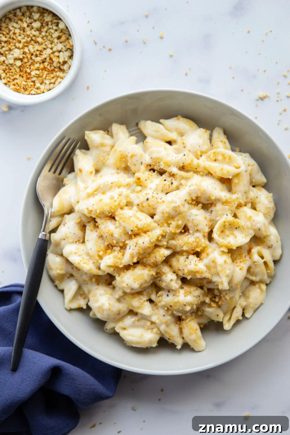 Ultimate White Cheddar Mac and Cheese 3 Perfectly gooey and cheesy, this white cheddar mac and cheese comes together in minutes and is amazing with garlicky toasted breadcrumbs on top!