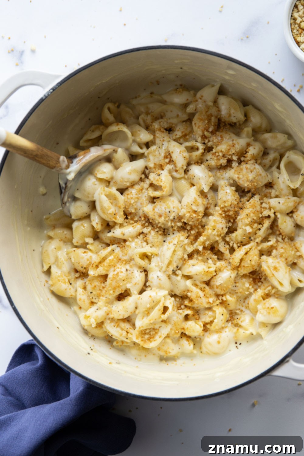 Ultimate White Cheddar Mac and Cheese 4 Perfectly gooey and cheesy, this white cheddar mac and cheese comes together in minutes and is amazing with garlicky toasted breadcrumbs on top!