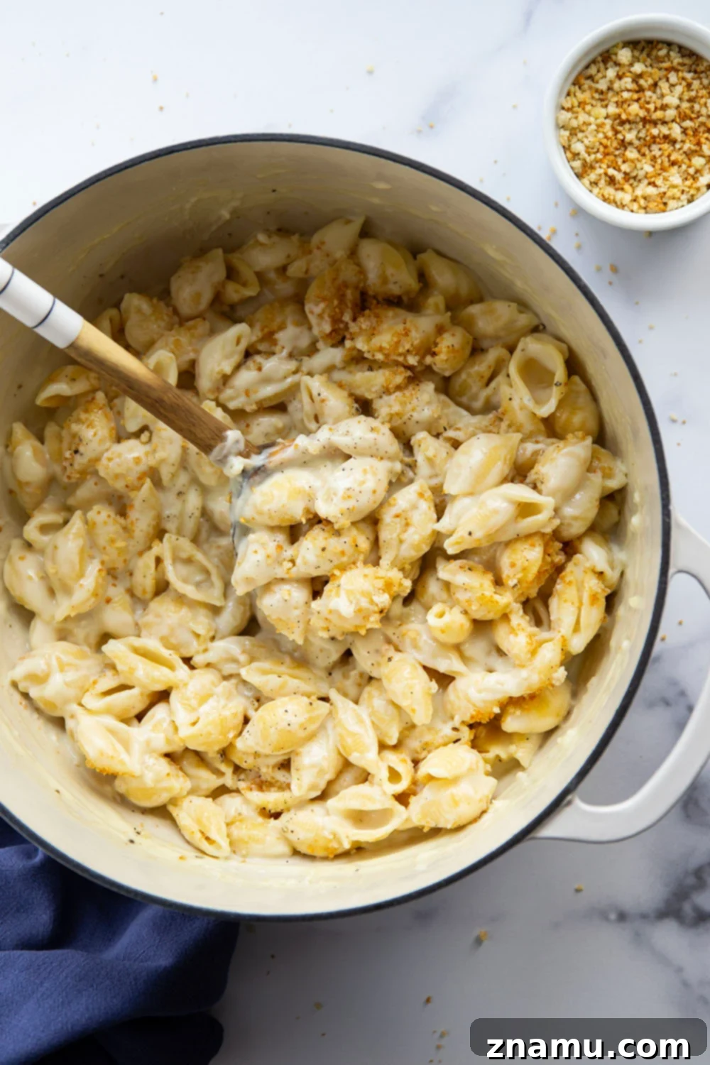 Ultimate White Cheddar Mac and Cheese 5 Perfectly gooey and cheesy, this white cheddar mac and cheese comes together in minutes and is amazing with garlicky toasted breadcrumbs on top!