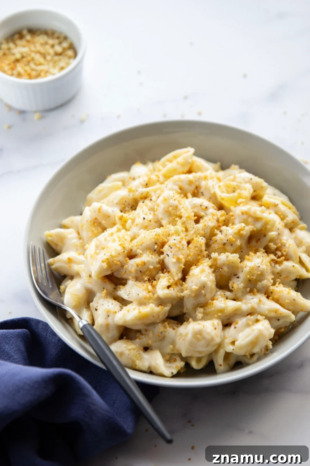Ultimate White Cheddar Mac and Cheese 6 Perfectly gooey and cheesy, this white cheddar mac and cheese comes together in minutes and is amazing with garlicky toasted breadcrumbs on top!