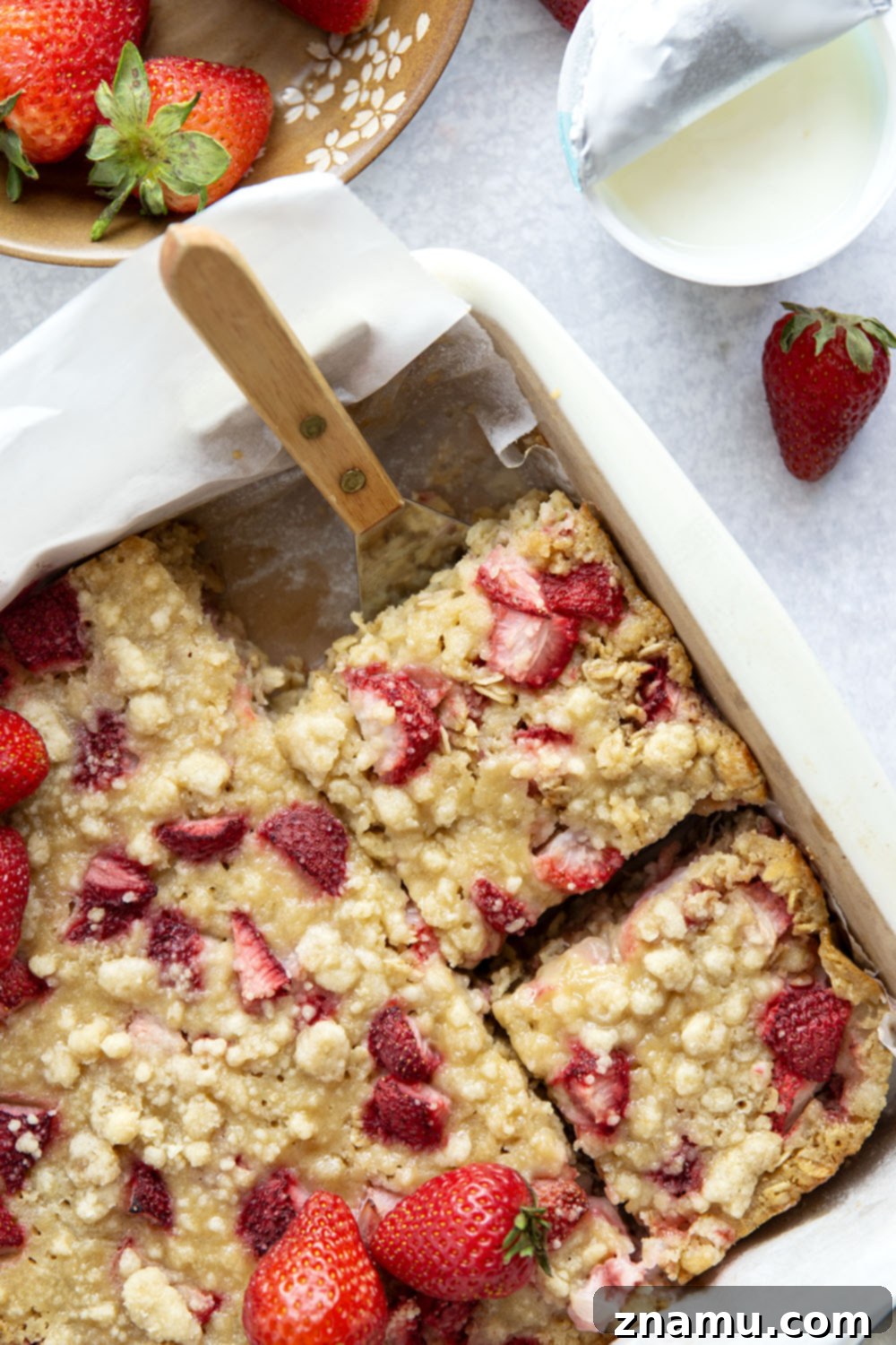 Strawberry Crumble Baked Oats 2 Baked with juicy strawberries and a buttery streusel on top, this strawberry baked oatmeal is soft, fluffy, and incredible with creamy Greek yogurt.