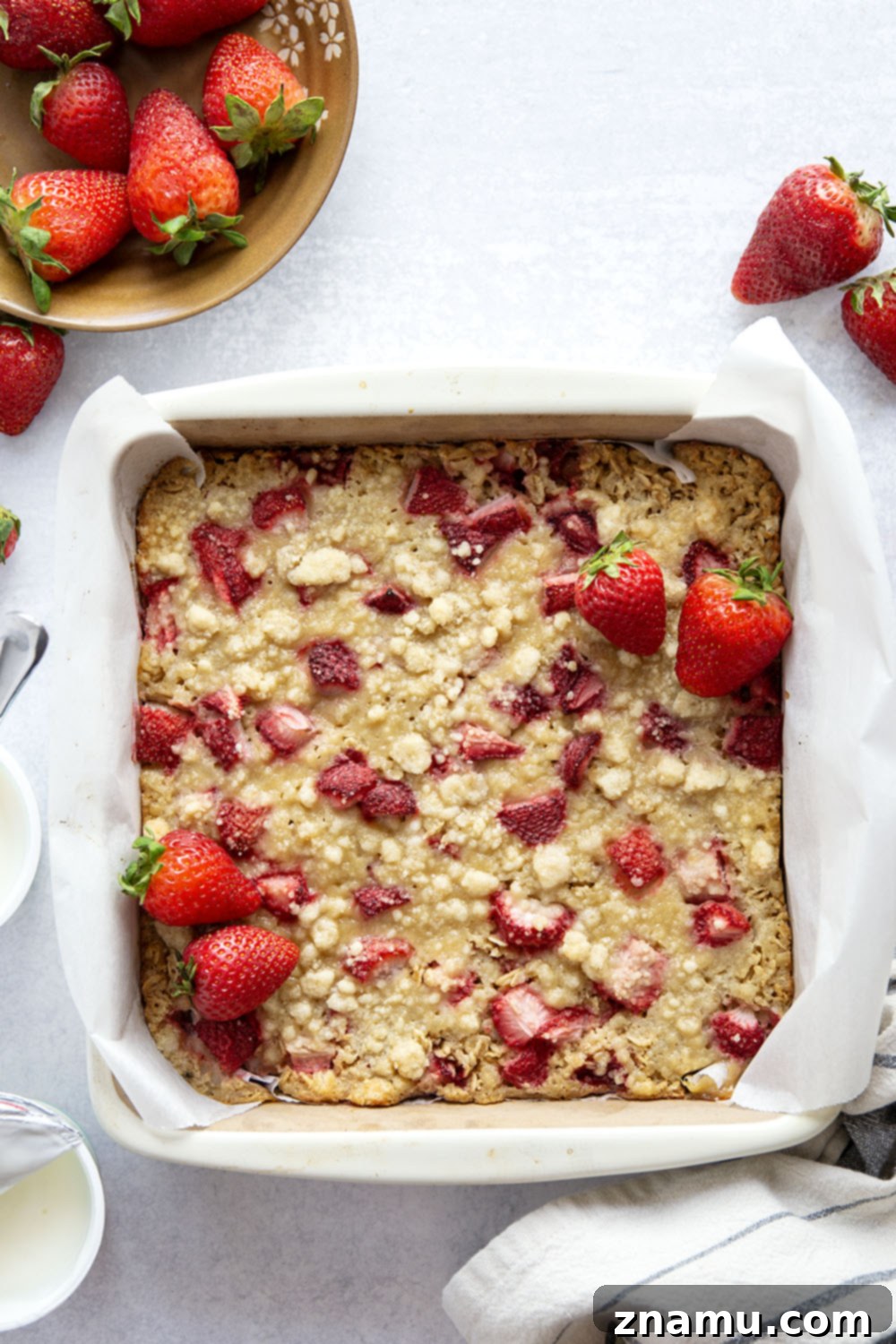 Strawberry Crumble Baked Oats 3 Baked with juicy strawberries and a buttery streusel on top, this strawberry baked oatmeal is soft, fluffy, and incredible with creamy Greek yogurt.