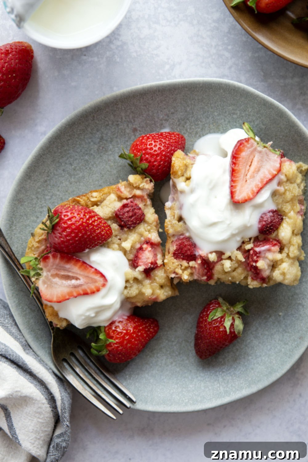 Strawberry Crumble Baked Oats 4 Baked with juicy strawberries and a buttery streusel on top, this strawberry baked oatmeal is soft, fluffy, and incredible with creamy Greek yogurt.
