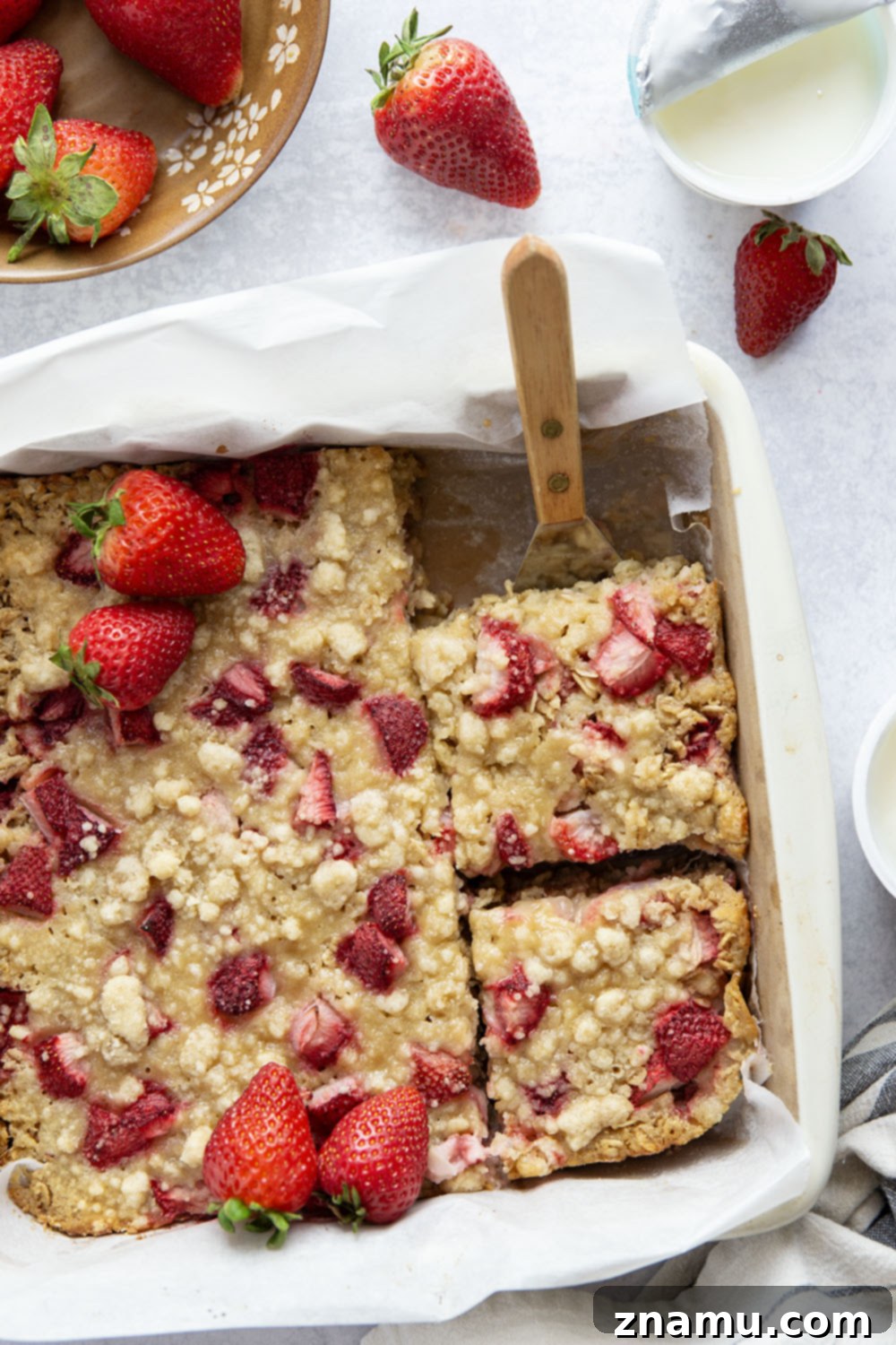 Strawberry Crumble Baked Oats 5 Baked with juicy strawberries and a buttery streusel on top, this strawberry baked oatmeal is soft, fluffy, and incredible with creamy Greek yogurt.